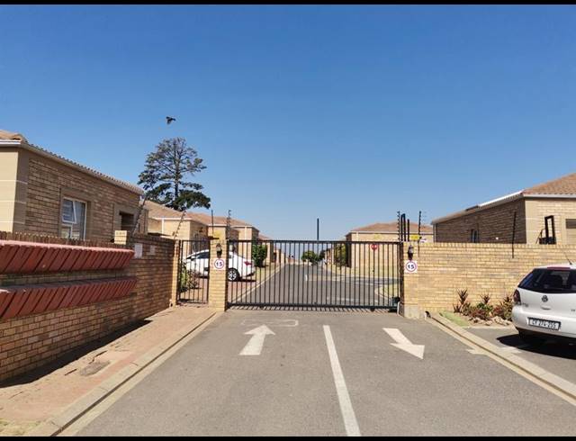 2 BEDROOM PROPERTY TO RENT IN VREDEKLOOF